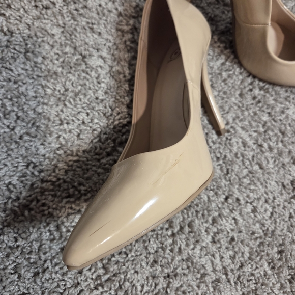 Classic Women's Patent Pointed-Toe Pumps in Nude - Picture 3 of 13
